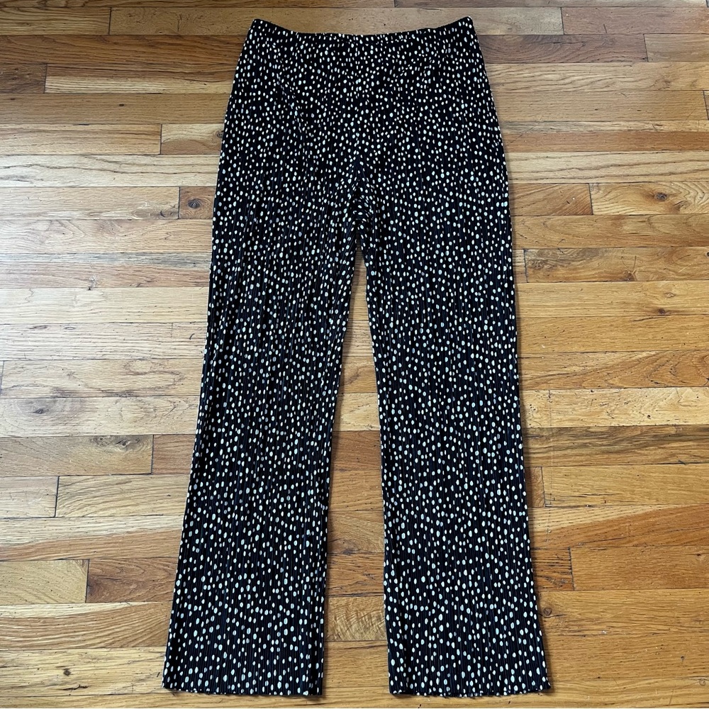 Chicos traveler Wide flowy pleated polka dot pant